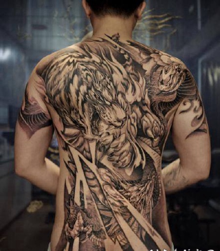 传统人物等风格的的1大满背纹身图案