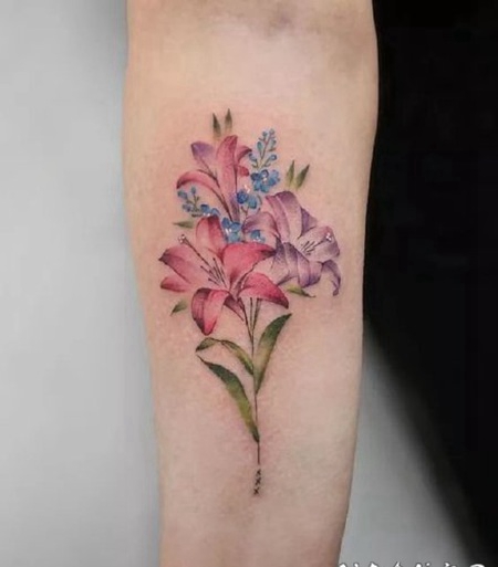 小臂上的小清新纹身植物花卉图片