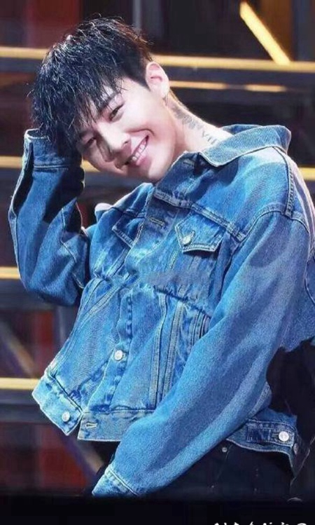 权志龙纹身图片-纹身帅哥权志龙的照片欣赏