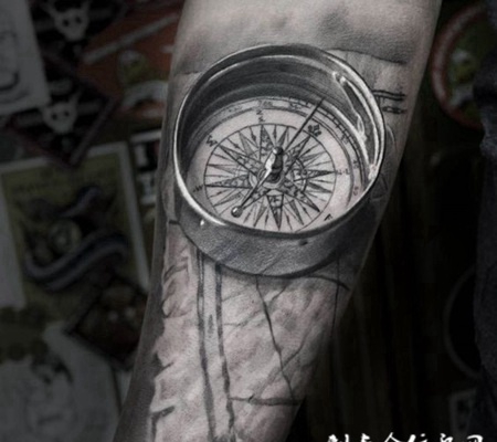 指引人生的方向，手臂逼真的指南针d纹身