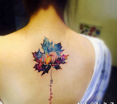 星空下的浪漫，后背星空枫叶彩绘纹身