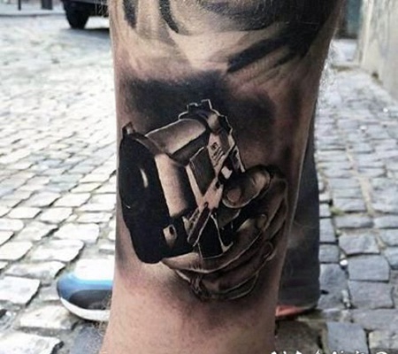 纹身手枪图 帅气的枪主题纹身图案