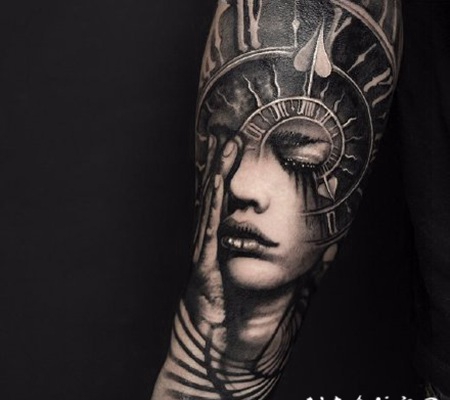 大臂写实纹身 欧美包大臂的黑灰写实纹身图片