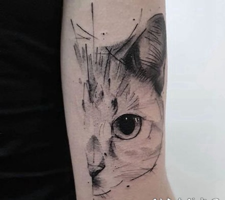 半脸风格的几何半脸猫科纹身图案