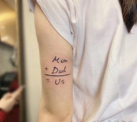 女生大臂字母家庭纹身图片