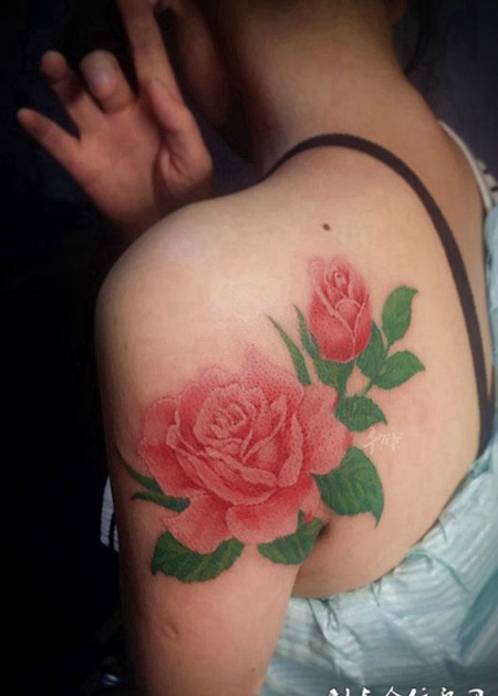女人花开，手臂光彩照人的玫瑰彩绘纹身
