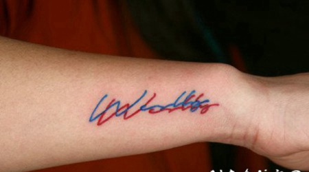 手腕蓝红英文字母纹身图片