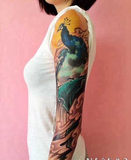 独立而傲视，手臂好看的孔雀彩绘纹身