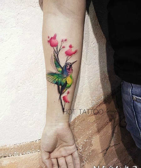 寻觅芬芳，手臂鲜花蜂鸟彩绘纹身