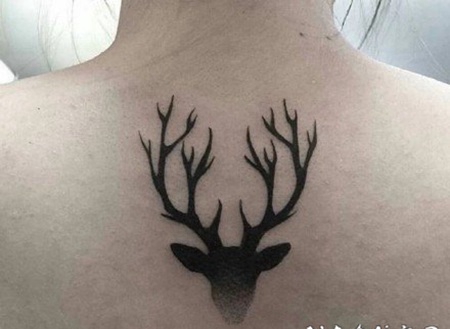 小清新黑色点刺麋鹿纹身图案欣赏