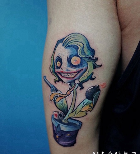 疯狂的化身，手臂个性鲜明的卡通小丑纹身图案