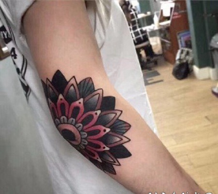 手肘纹身 手肘处的梵花纹身作品图片