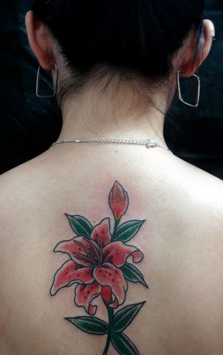 美女背部百合花纹身图案