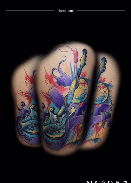 青春乐曲，大腿吉他彩绘纹身
