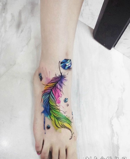 珠光宝气，脚背彩色羽毛d钻石纹身