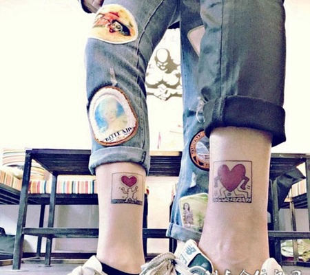 你偷走了我的心，情侣小腿处可爱心形纹身