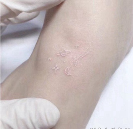 白色纹身 神奇的白色隐形极简小纹身效果图