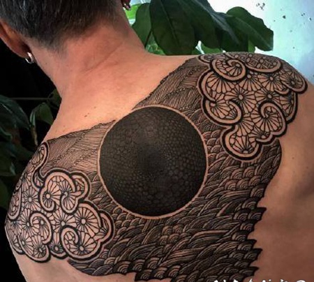 大面积的几何图腾点刺纹身图片