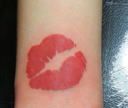 手腕上的性感唇印纹身图案