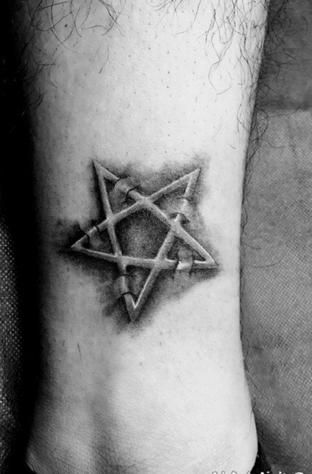 男生脚踝处的纹身图案作品