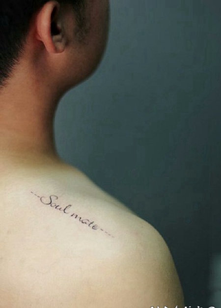 极简的字母黑色小纹身图案欣赏