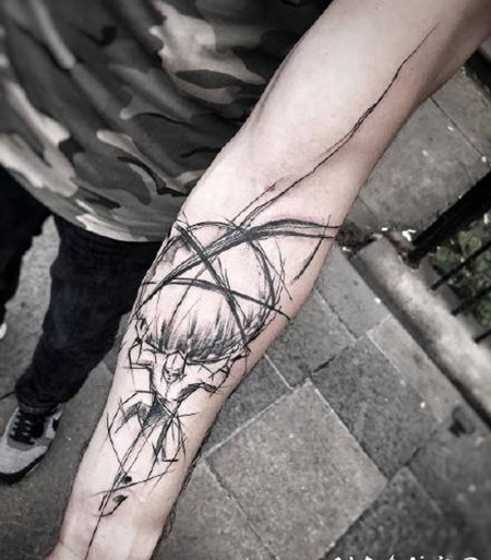 小臂位置的黑灰散点纹身图案