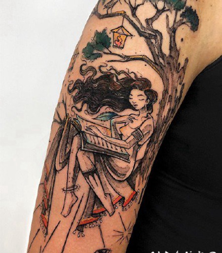 漂亮的大臂插画彩色纹身图案