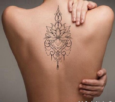 女生后背脊柱上的漂亮荷花点刺图腾纹身图片