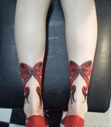 蝴蝶结纹身 漂亮的女生双腿蝴蝶结纹身图案