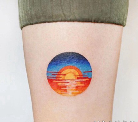 极简主义的彩色卡通小纹身图案