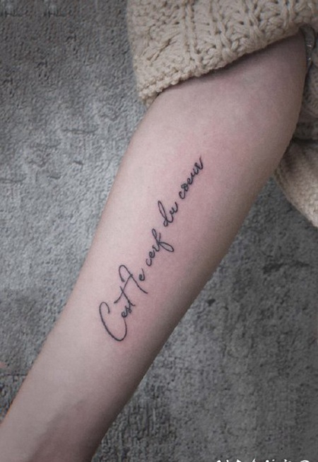 小臂上小清新的英文字母纹身图片