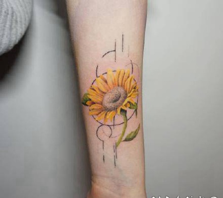 女生小臂小清新的花朵纹身图案