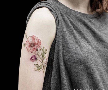 1淡淡彩色的小臂花卉纹身图片