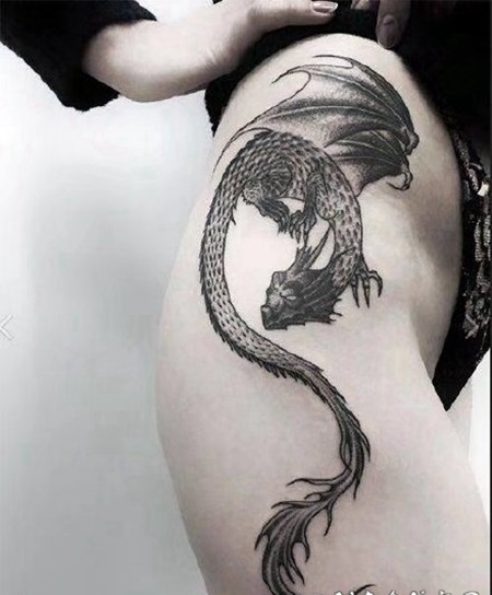 性感女性的侧腰大腿部纹身作品图片