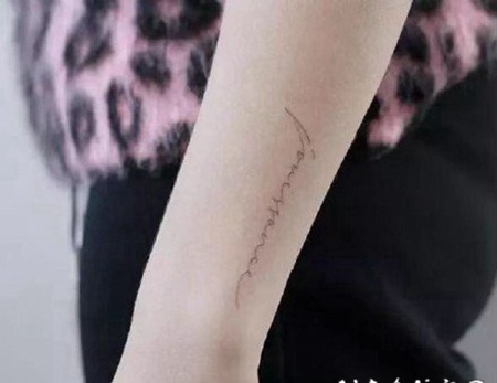 小清新极简风格的英文字母纹身图片