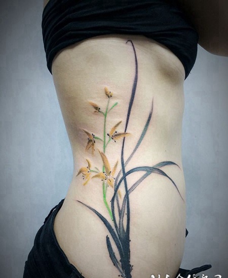 兰质蕙心，女生侧腰清新兰花纹身