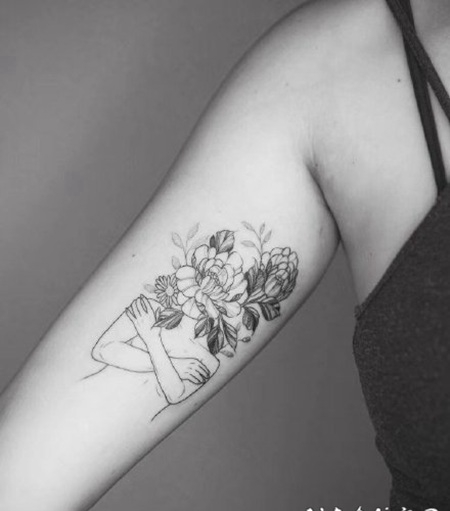 人物与花搭配的1花头人身创意纹身作品
