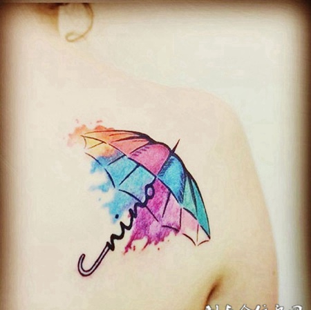 多少人在找生命中那把喜欢的伞，后背水彩雨伞纹身
