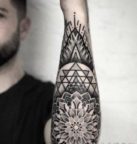包小臂梵花纹身 1小臂位置的黑色梵花纹身图案