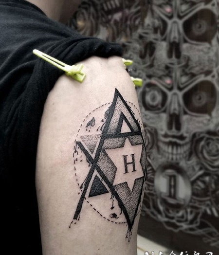 炫酷六芒星，手臂字母图腾纹身