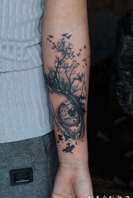 大自然的眼睛，手臂逼真的眼睛纹身图案