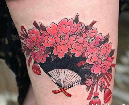 红色元素的日式传统纹身作品图