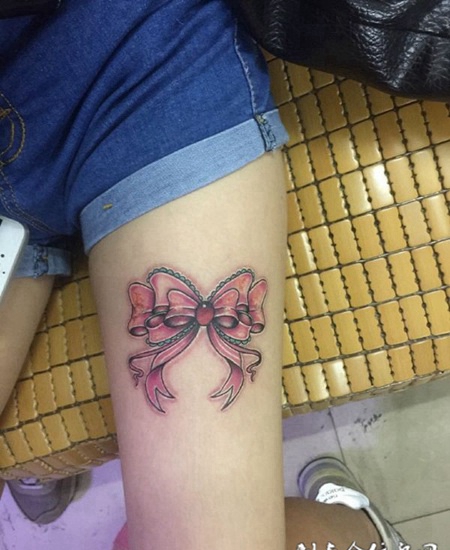 腿部精美的蝴蝶结纹身
