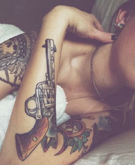 小手枪纹身 小黑色的手枪纹身图案欣赏
