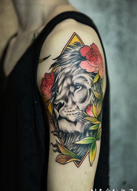 霸者的柔情，手臂狮子鲜花彩绘纹身