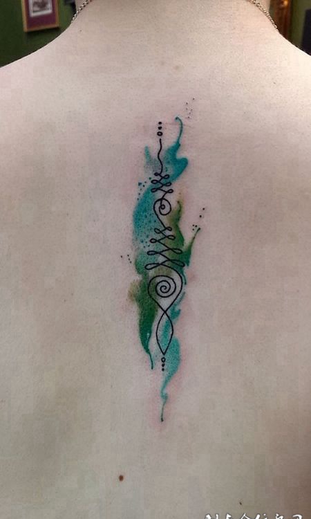 后背水彩螺旋纹身