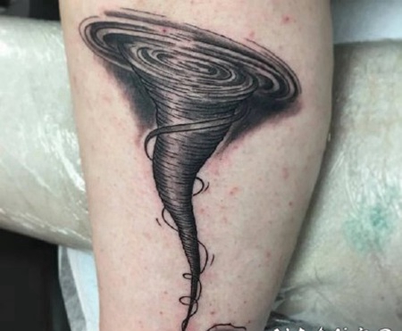 龙卷风主题的纹身作品图片