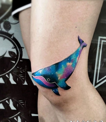 绚烂星空，大腿色彩斑斓的星空鲸鱼纹身