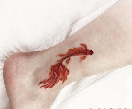 适合女孩子的小清新金鱼纹身图片