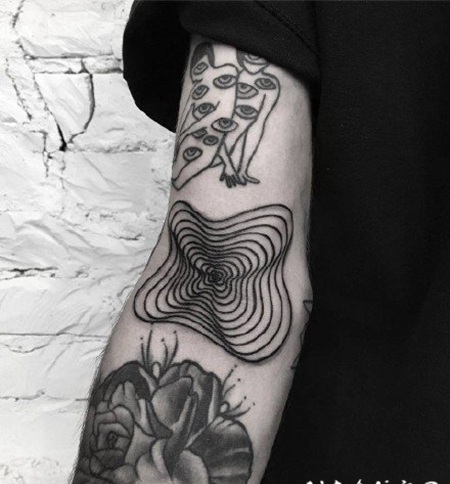 黑色线条组成的几何纹身图片